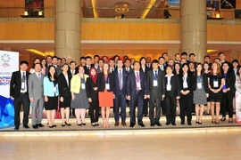 Đại biểu các nền kinh tế APEC tham dự cuộc họp SCCP chụp ảnh chung. (Ảnh: Nguyễn Khang/TTXVN)