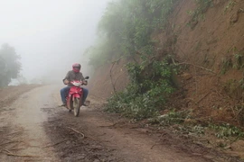 Tuyến đường trung tâm huyện Điện Biên Đông đi thành phố Điện Biên Phủ có ít nhất 4 điểm sạt lở gây ách tắc giao thông. (Ảnh: Xuân Tiến/TTXVN)