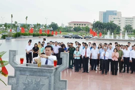 Dâng hương tưởng niệm Tổng Bí thư Nguyễn Văn Cừ tại Khu lưu niệm Tổng Bí thư Nguyễn Văn Cừ (thành phố Bắc Ninh). (Ảnh: Diệp Trương/TTXVN)
