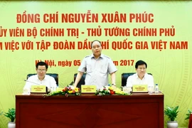 Thủ tướng Nguyễn Xuân Phúc làm việc với Tập đoàn Dầu khí Quốc gia Việt Nam (PVN). (Ảnh: An Đăng/TTXVN)