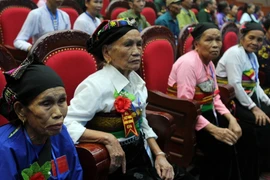 Các bà Mẹ Việt Nam Anh hùng và các đại biểu tham dự buổi Lễ tri ân. (Ảnh: Diệp Anh/TTXVN)