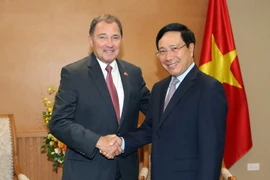 Phó Thủ tướng, Bộ trưởng Bộ Ngoại giao Phạm Bình Minh tiếp ông Gery Herbert, Thống đốc bang Utah (Hoa Kỳ) và đoàn quan chức, doanh nghiệp bang Utah đang ở thăm Việt Nam. (Ảnh: Doãn Tấn/TTXVN)