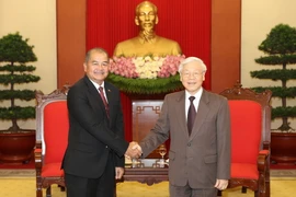 Tổng Bí thư Nguyễn Phú Trọng tiếp ông Kikeo Khaykham Phithoun, Bí thư Trung ương Đảng, Trưởng Ban Tuyên huấn Trung ương, Chủ tịch Hội đồng Khoa học Xã hội Lào. (Ảnh: Trí Dũng/TTXVN)