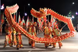 Các diễn viên tham gia biểu diễn tại Lễ hội dân gian đường phố. (Ảnh: Trung Kiên/TTXVN)