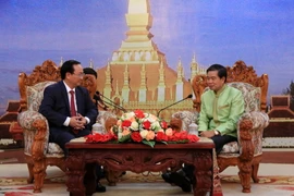 Đô trưởng thủ đô Vientiane, ông Sinlavong Khoutphaythoun, tiếp thân mật đoàn đại biểu thành phố Hà Nội. (Ảnh: Phạm Kiên/Vietnam+)