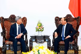 Thủ tướng Nguyễn Xuân Phúc tiếp ông Kim Lập Quần, Chủ tịch Ngân hàng Đầu tư Cơ sở hạ tầng châu Á (AIIB). (Ảnh: Thống Nhất/TTXVN)