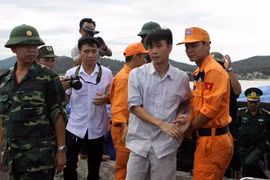 Thuyền viên Lý Văn Giang (tàu VTB 26 bị chìm) được đưa lên bờ trong tình trạng sức khỏe ổn định. (Ảnh: Thanh Tùng/TTXVN)