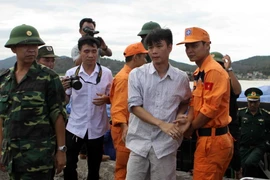 Thuyền viên Lý Văn Giang (tàu VTB 26 bị chìm) được đưa lên bờ trong tình trạng sức khỏe ổn định. (Ảnh: Thanh Tùng/TTXVN)
