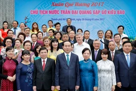 Chủ tịch nước Trần Đại Quang gặp gỡ thân mật đại diện kiều bào. (Nguồn: TTXVN)