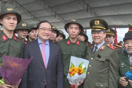 Ủy viên Bộ Chính trị, Bí thư Thành ủy Hà Nội Hoàng Trung Hải với các tân binh tại lễ giao nhận quân quận Ba Đình, Hà Nội. (Ảnh: Minh Huệ/TTXVN)