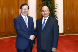 Thủ tướng Nguyễn Xuân Phúc tiếp Ngài Park Won Soon, Đặc phái viên của Tổng thống Hàn Quốc đang thăm và làm việc tại Việt Nam. (Ảnh: Thống Nhất/TTXVN)