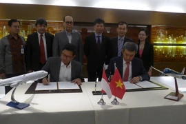 Ông Dương Trí Thành, Tổng Giám đốc Vietnam Airlines và ông Pahala Mansury, Tổng Giám đốc Garuda Indonesia ký biên bản hợp tác. (Ảnh: Đỗ Quyên/Vietnam+)
