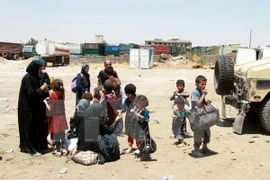 Người dân sơ tán tới khu vực do các lực lượng Iraq giành quyền kiểm soát ở khu vực Thành cổ phía Tây Mosul. (Nguồn: EPA/TTXVN)
