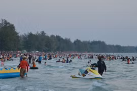 Khách du lịch ở biển Campuchia. (Ảnh: Chanh Đa/Vietnam+)