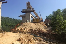 Vị trí nơi thanh dầm bị rơi. (Ảnh: Trung Nguyên/TTXVN)