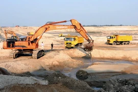 Thi công bóc đất cát mỏ sắt Thạch Khê. (Ảnh: Hà Thái/TTXVN)