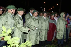Thủ tướng Nguyễn Xuân Phúc đi kiểm tra công tác khắc phục hậu quả cơn bão số 10. (Ảnh: Thống Nhất/TTXVN)