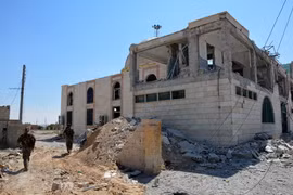 Các tay súng của YPG tuần tra tại thành phố Raqqa, Syria, ngày 11/6. (Nguồn: EPA/TTXVN)
