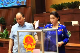 Chủ tịch Quốc hội Nguyễn Thị Kim Ngân, Thủ tướng Nguyễn Xuân Phúc bỏ phiếu kín bầu Thẩm phán Tòa án Nhân dân Tối cao. (Ảnh: Trọng Đức/TTXVN)