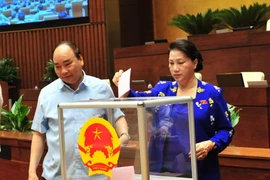 Chủ tịch Quốc hội Nguyễn Thị Kim Ngân, Thủ tướng Nguyễn Xuân Phúc bỏ phiếu kín bầu Thẩm phán Tòa án Nhân dân Tối cao. (Ảnh: Trọng Đức/TTXVN)