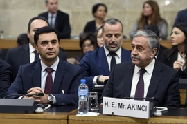 Lãnh đạo cộng đồng Cyprus gốc Thổ Nhĩ Kỳ Mustafa Akinci (phải, hàng đầu) tham dự cuộc hòa đàm về tái thống nhất đảo Cyprus ở Geneva, Thụy Sĩ ngày 12/1. (Nguồn: AFP/TTXVN)