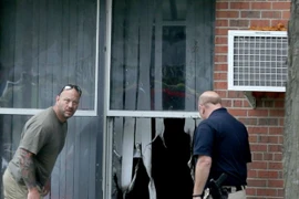 Các điều tra viên tại hiện trường vụ nổ. (Nguồn: AP)