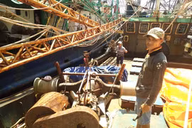 Tàu vỏ thép BĐ 99179 TS của ông Mai Văn Chương ở Bình Định bị hư hỏng nặng, phải neo đậu tại cảng Đề Gi cả tháng nay. (Ảnh: Nguyên Linh/TTXVN)