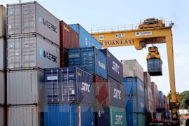 Bốc xếp container tại Cảng Đà Nẵng. (Ảnh: Trần Lê Lâm/TTXVN)