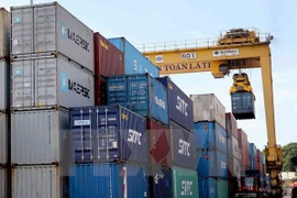 Bốc xếp container tại Cảng Đà Nẵng. (Ảnh: Trần Lê Lâm/TTXVN)