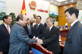 Thủ tướng Nguyễn Xuân Phúc với các Đại sứ, Trưởng cơ quan đại diện Việt Nam ở nước ngoài mới được bổ nhiệm. (Ảnh: Doãn Tấn/TTXVN)