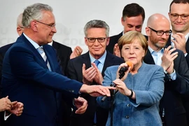 Lãnh đạo CDU, đương kim Thủ tướng Đức Angela Merkel (phải) và thành viên cấp cao của CSU Joachim Herrmann (trái) tại buổi lễ sau bầu cử ở Berlin ngày 24/9. (Nguồn: AFP/ TTXVN)