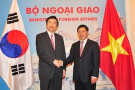 Phó Thủ tướng, Bộ trưởng Ngoại giao Phạm Bình Minh đón và hội đàm với Bộ trưởng Ngoại giao Hàn Quốc Yun Byung Se. (Ảnh: Nguyễn Khang/TTXVN)