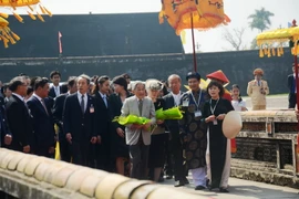 Nhà vua Nhật Bản Akihito và Hoàng hậu Michiko thăm Đại nội Huế. (Ảnh: Hồ Cầu/TTXVN)