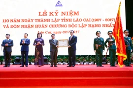 hủ tịch nước Trần Đại Quang trao tặng Huân chương Độc lập hạng Nhất cho tỉnh Lào Cai. (Ảnh: An Đăng/TTXVN)