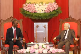  Tổng Bí thư Nguyễn Phú Trọng tiếp Thủ tướng nước Cộng hòa Mozambique Carlos Agostinho do Rosario sang thăm chính thức Việt Nam. (Ảnh: Trí Dũng/TTXVN)