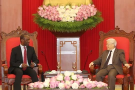  Tổng Bí thư Nguyễn Phú Trọng tiếp Thủ tướng nước Cộng hòa Mozambique Carlos Agostinho do Rosario sang thăm chính thức Việt Nam. (Ảnh: Trí Dũng/TTXVN)