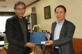 Tổng Giám đốc Thông tấn xã Việt Nam Nguyễn Đức Lợi (bên phải) và Chủ tịch​ Hãng thông tấn quốc gia Indonesia (ANTARA), ông Meidyatama Suryodiningrat, tại cuộc gặp. (Ảnh: Đỗ Quyên/Vietnam+)