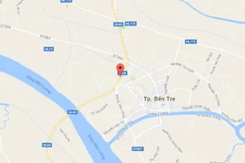 Vụ va chạm khiến xe buýt bị lật nghiêng. (Ảnh: Trần Thị Thu Hiền/TTXVN)