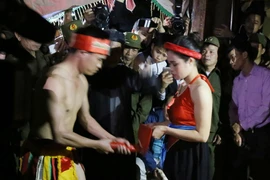 Vợ chồng anh Chử Đức Chiến và chị Bùi Thị Thanh Huyền được chọn để thực hiện nghi thức 'tình phộc.' (Ảnh: Trung Kiên/TTXVN)