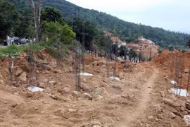 Các phần móng biệt thự xây dựng trái phép khi chưa được cấp giấy phép xây dựng tại dự án Khu du lịch Sinh thái Biển Tiên Sa. (Ảnh: Trần Lê Lâm/TTXVN)