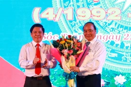 Ông Nguyễn Văn Thể, Ủy viên Trung ương Đảng, Bí thư Tỉnh ủy Sóc Trăng tặng hoa chào mừng Thủ tướng Nguyễn Xuân Phúc. (Ảnh: Thống Nhất/TTXVN)