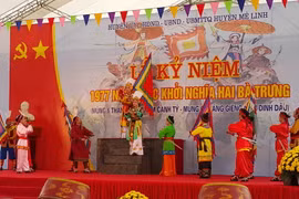 Trích đoạn tuồng tái hiện cuộc khởi nghĩa của Hai Bà Trưng chống quân xâm lược nhà Hán. (Ảnh: Đinh Thuận/TTXVN)