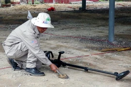 Thực hiện quá trình rà phá bom mìn thực địa theo tình huống giả định. (Ảnh: Thanh Thủy/TTXVN)