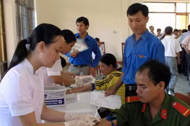 Hiến máu tình nguyện. (Ảnh: Thanh Long/TTXVN)