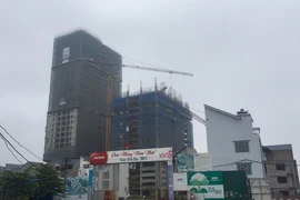 Hiện công trình tòa nhà vi phạm đã vượt tầng 17. (Ảnh: Nguyễn Thắng/Vietnam+)