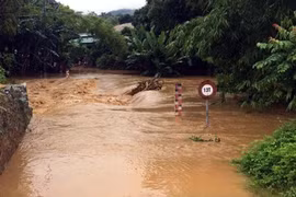  Lũ tràn qua đập tràn tại thị trấn Nà Phặc, huyện Ngân Sơn, Bắc Kạn. (Ảnh: Đức Hiếu/TTXVN)
