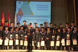 Ông Nguyễn Trung Hà chụp ảnh cùng các lưu học sinh Việt Nam. (Ảnh: Dương Trí-Tâm Hằng/Vietnam+)