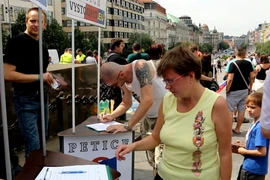 Thu thập chữ ký kiến nghị Séc rút khỏi EU. (Ảnh: Trần Quang Vinh/Vietnam+)