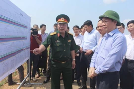 Phó Thủ tướng Vương Đình Huệ kiểm tra tuyến đường Cảng Hàng không Thọ Xuân đi Khu Kinh tế Nghi Sơn. (Ảnh: Trịnh Duy Hưng/TTXVN)