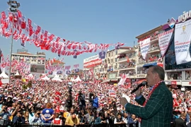 Tổng thống Thổ Nhĩ Kỳ Tayyip Erdogan (bên phải) kêu gọi cử tri ủng hộ tham gia cuộc trưng cầu ý dân về việc sửa đổi Hiến pháp. (Nguồn: EPA/TTXVN)